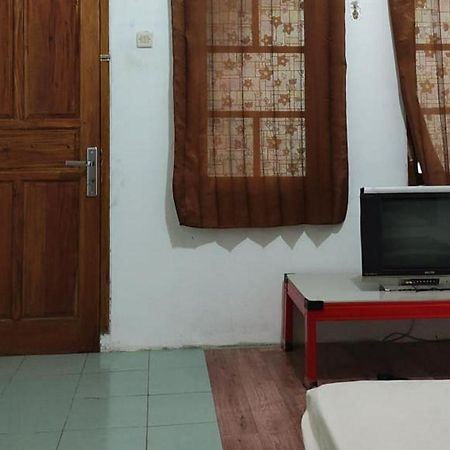 Hotel Losmen Yosi Carita Exterior foto