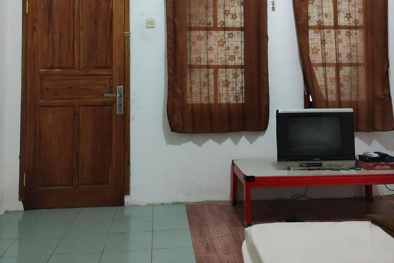 Hotel Losmen Yosi Carita Exterior foto