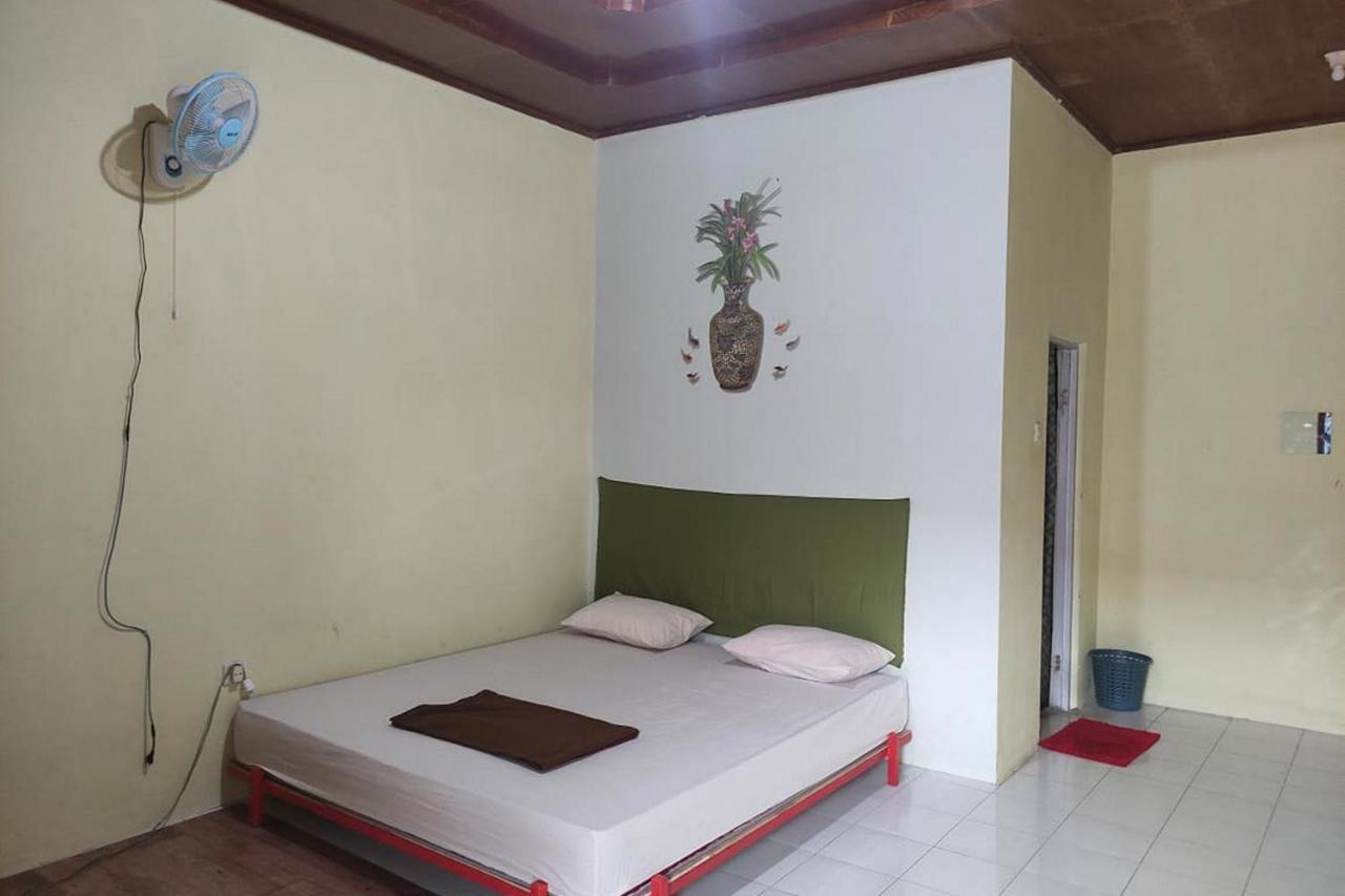 Hotel Losmen Yosi Carita Exterior foto