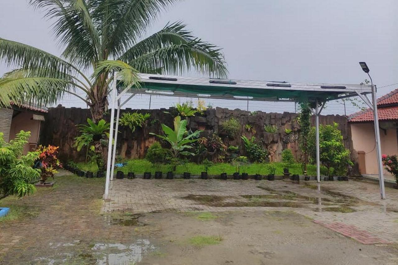 Hotel Losmen Yosi Carita Exterior foto